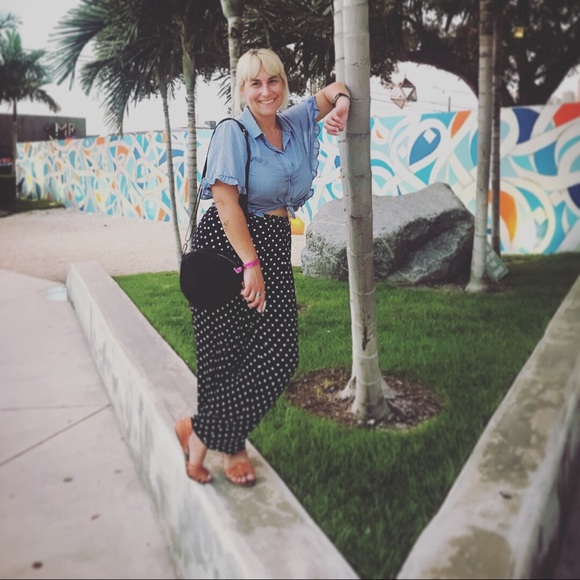 Meet your Posher, Caitlin - Picture 2 of 4